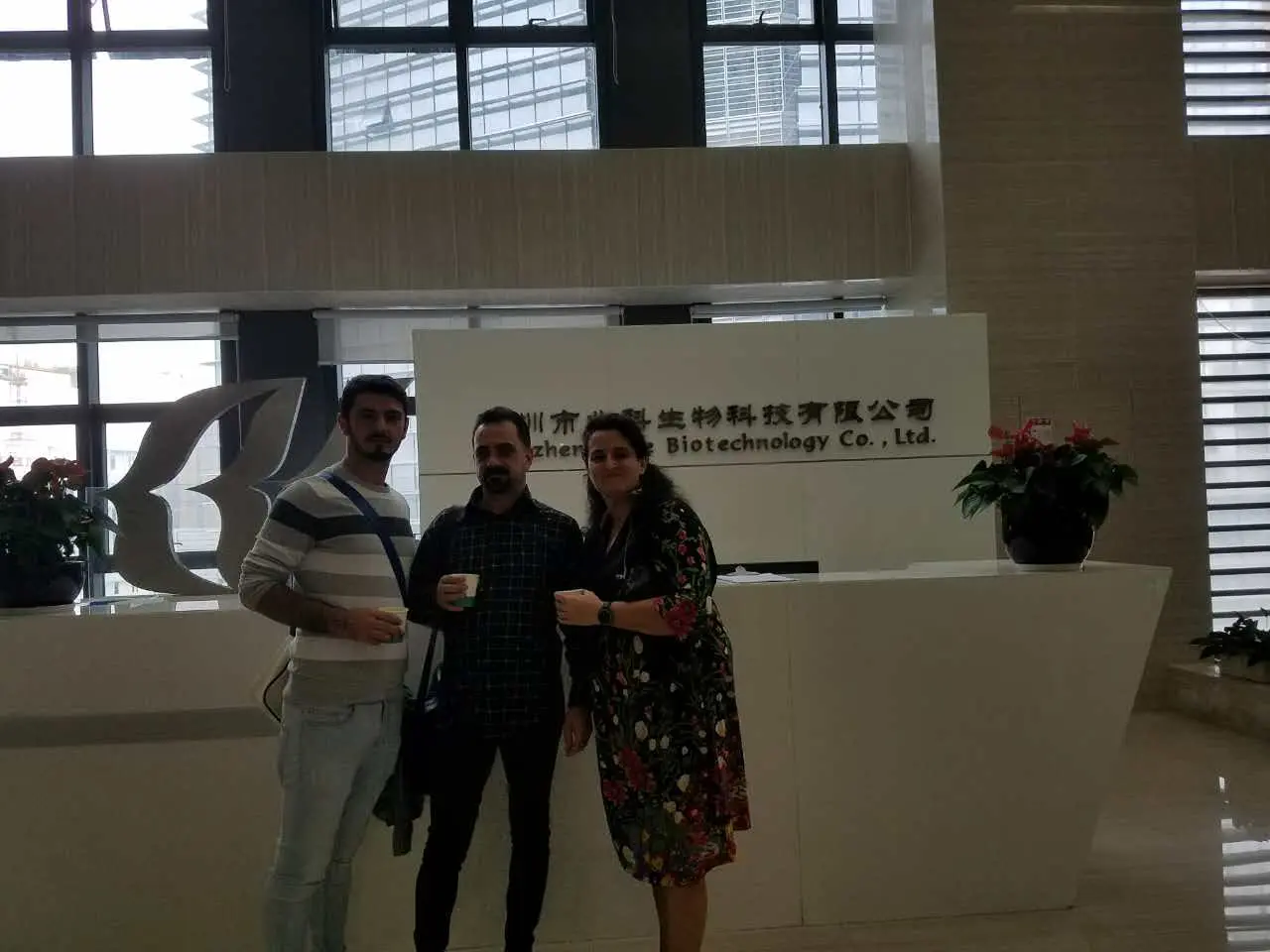 Ovidiu Simion, patient roumain, et Alina, représentante, au siège de Beike.