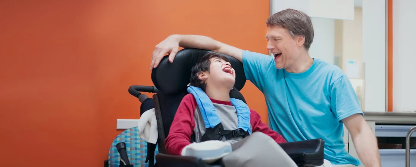 Un enfant souriant avec un parent pendant la rééducation par cellules souches