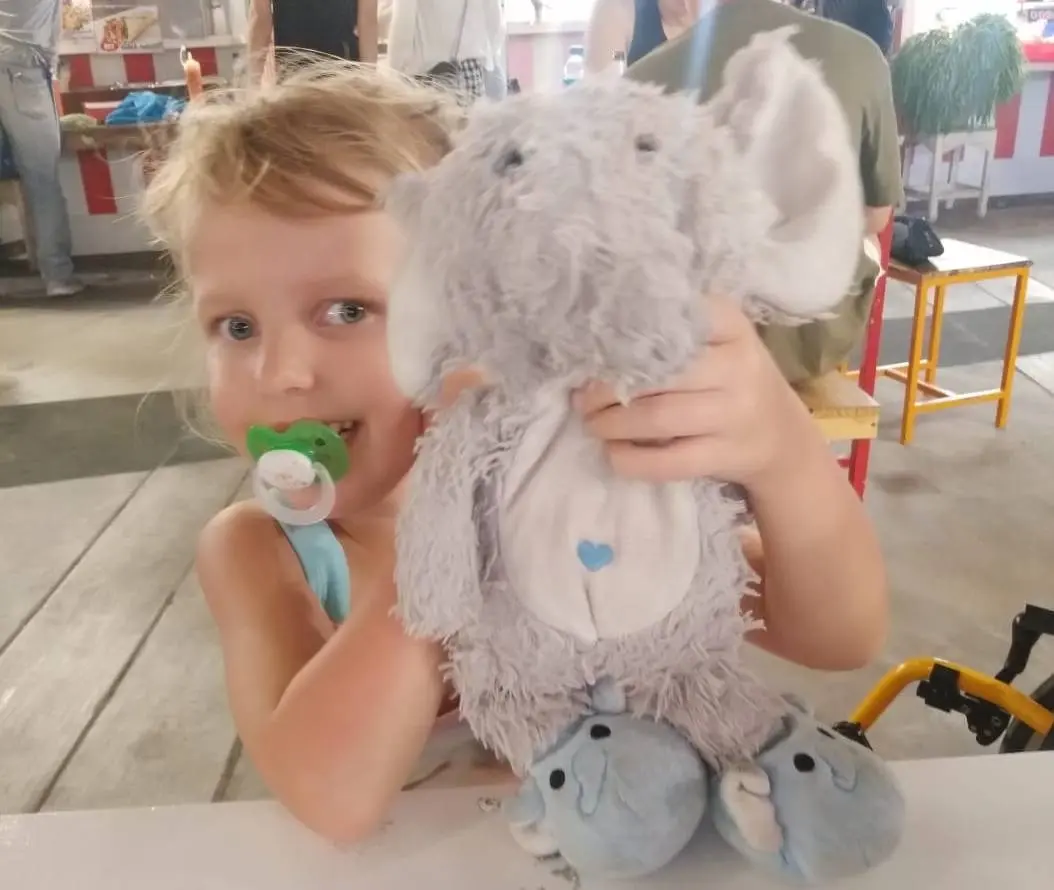 Thérapie par cellules souches pour l'ataxie spino-cérébelleuse de Lotta (4 ans): "un succès absolu"